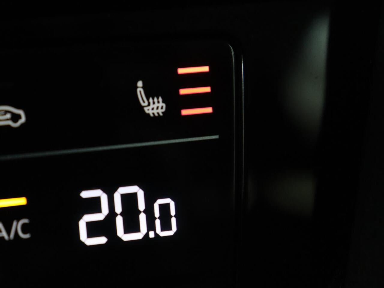 Volkswagen PASSAT 1.5 TSI Business | Stoelverwarming | Carplay | Trekhaak | Camera | Virtual Cockpit | Navigatie | Smartphone Entry | Adaptive cruise | Full LED