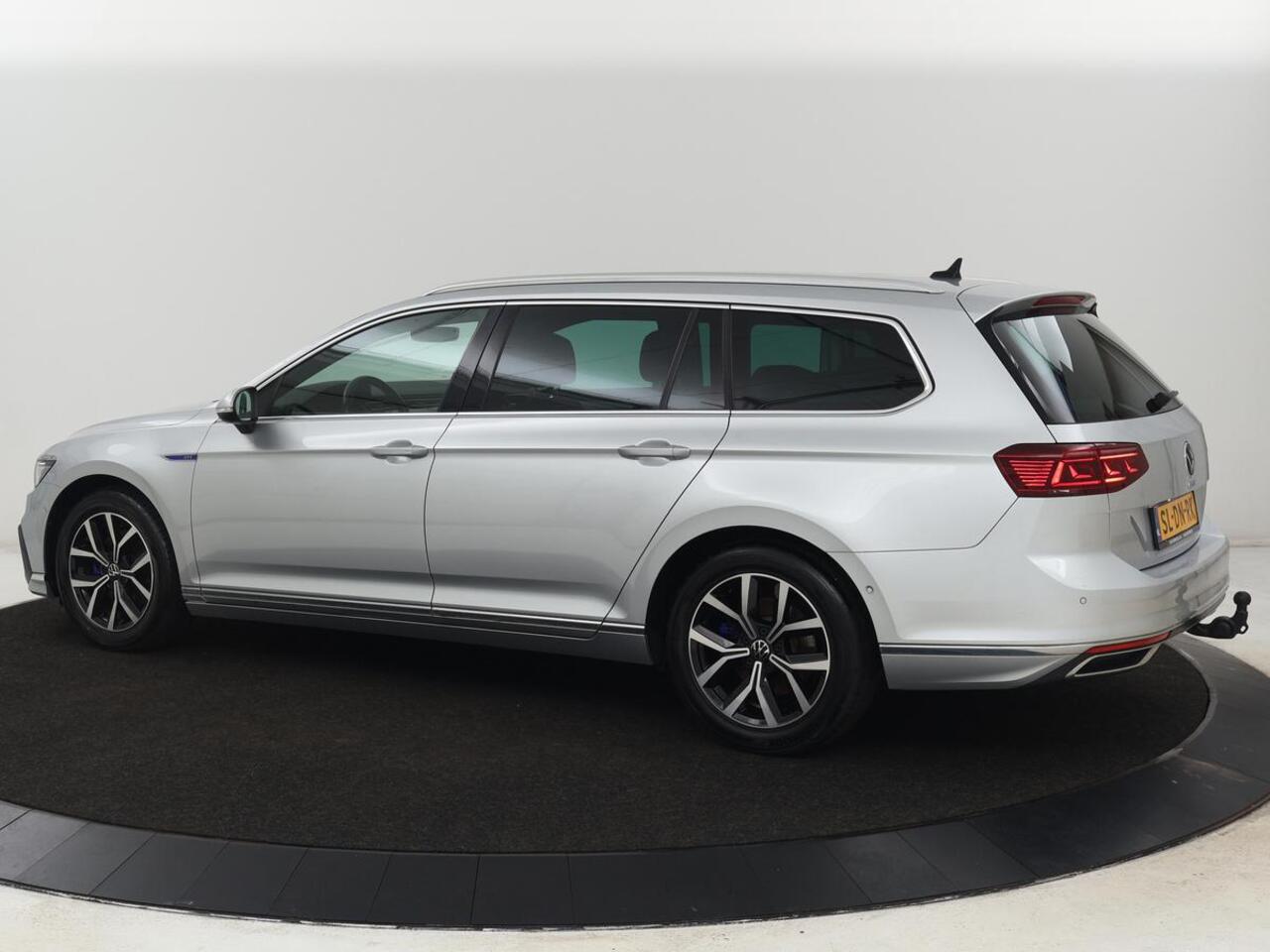 Volkswagen PASSAT 1.4 TSI PHEV GTE | Head-Up | Stoelverwarming | Trekhaak | Leder/Alcantara | Camera | Massage | Virtual Cockpit | Adaptive cruise | Matrix LED | Carplay | Side Assist | Navigatie | Plug In