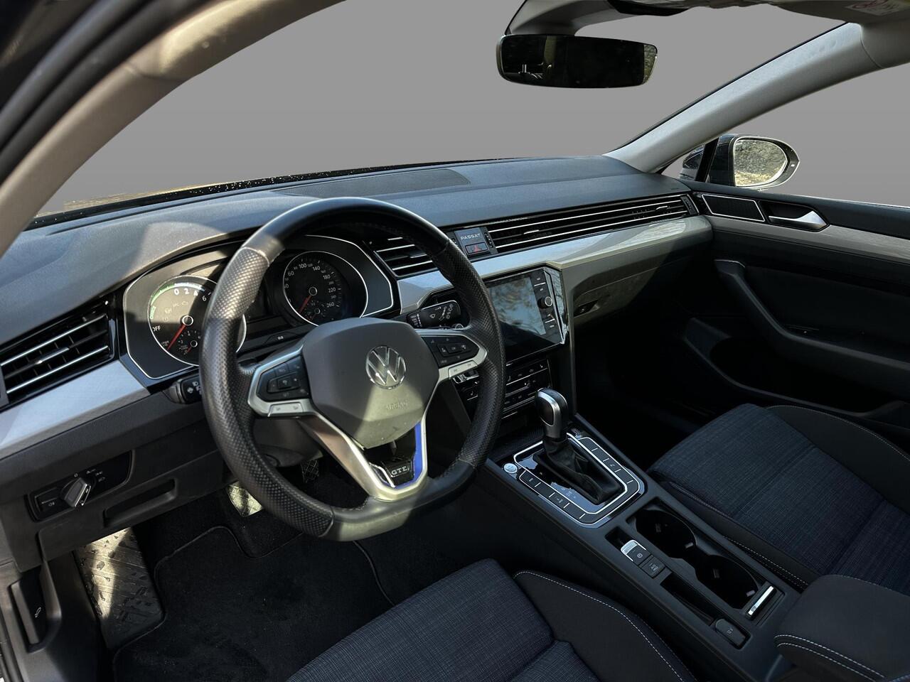 Volkswagen PASSAT Variant 1.4 TSI PHEV GTE Business | Panoramadak | Camera | Stoelverwarming |