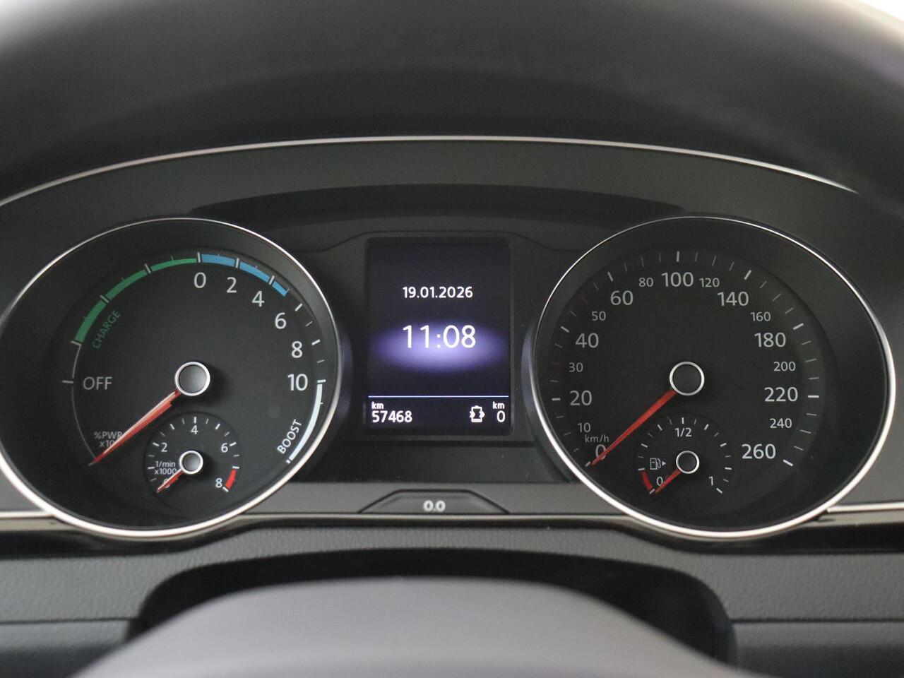 Volkswagen PASSAT 1.4 TSI PHEV GTE Business | SoH 97% | Achteruitrijcamera | 3-zone airco | Adaptieve cruise control | CarPlay | Stoelverwarming | Navigatie |