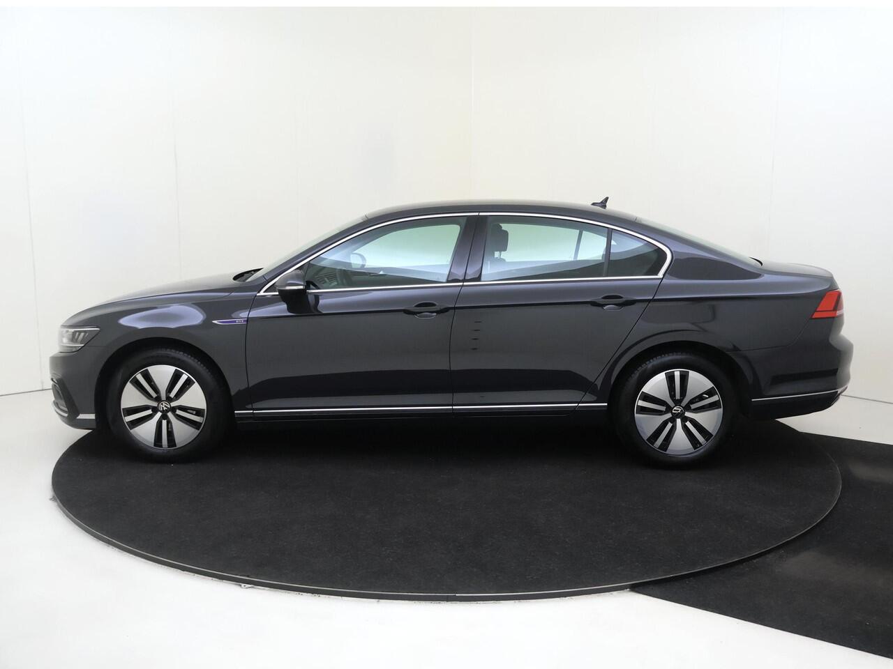 Volkswagen PASSAT 1.4 TSI PHEV GTE Business | SoH 97% | Achteruitrijcamera | 3-zone airco | Adaptieve cruise control | CarPlay | Stoelverwarming | Navigatie |