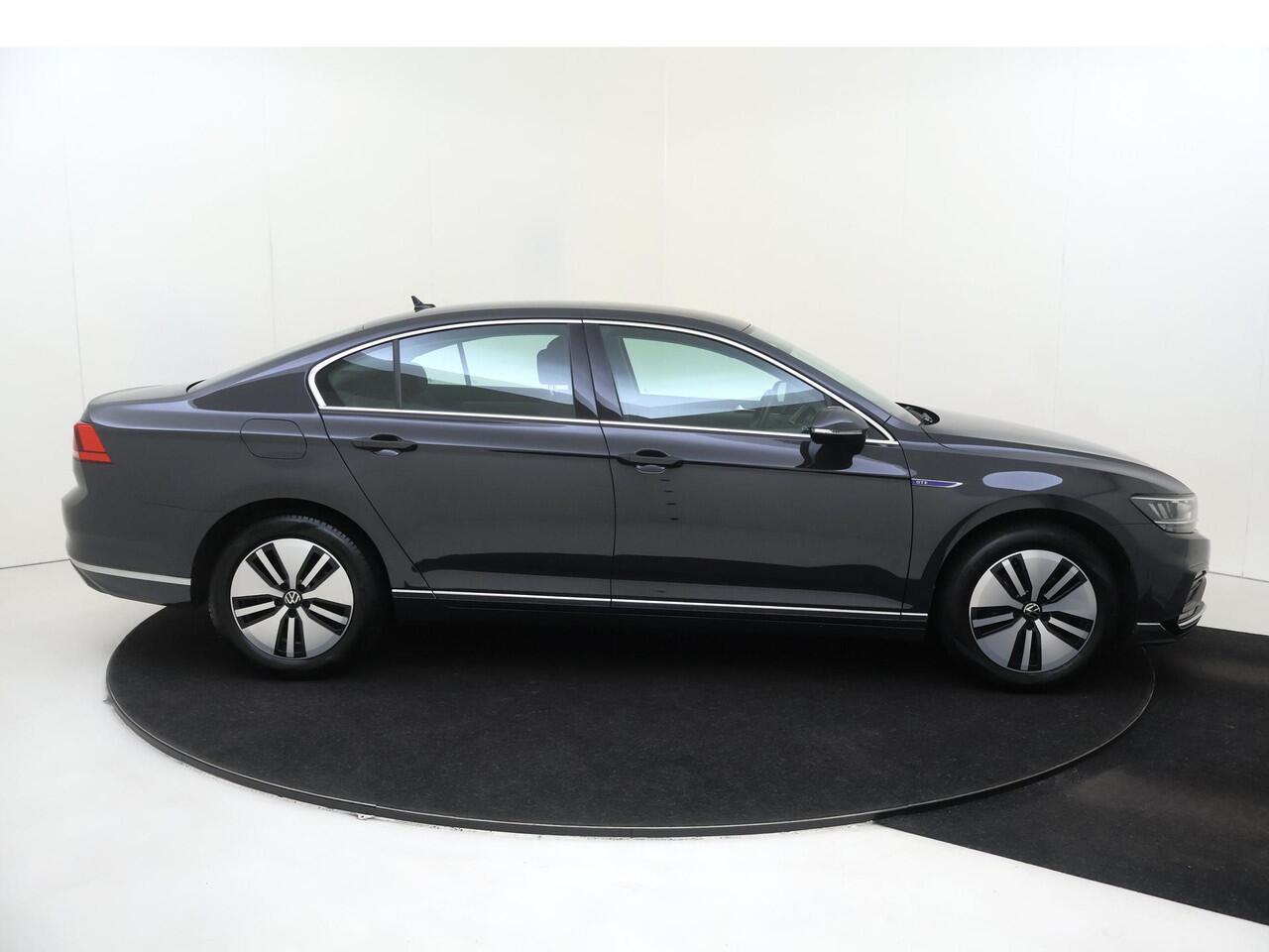 Volkswagen PASSAT 1.4 TSI PHEV GTE Business | SoH 97% | Achteruitrijcamera | 3-zone airco | Adaptieve cruise control | CarPlay | Stoelverwarming | Navigatie |
