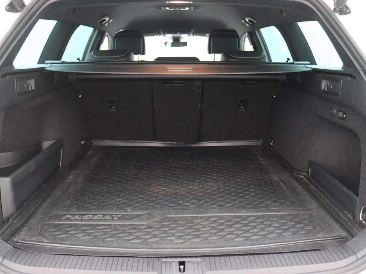 Volkswagen PASSAT Variant 1.4 TSI PHEV GTE Business 218PK DSG SOH 84%, Trekhaak, 18" LM Velgen, Navi Discover Pro, Leder, Memorystoel, Elektr. Achterklep, Achteruitrijcamera, Adaptieve Cruise Controle