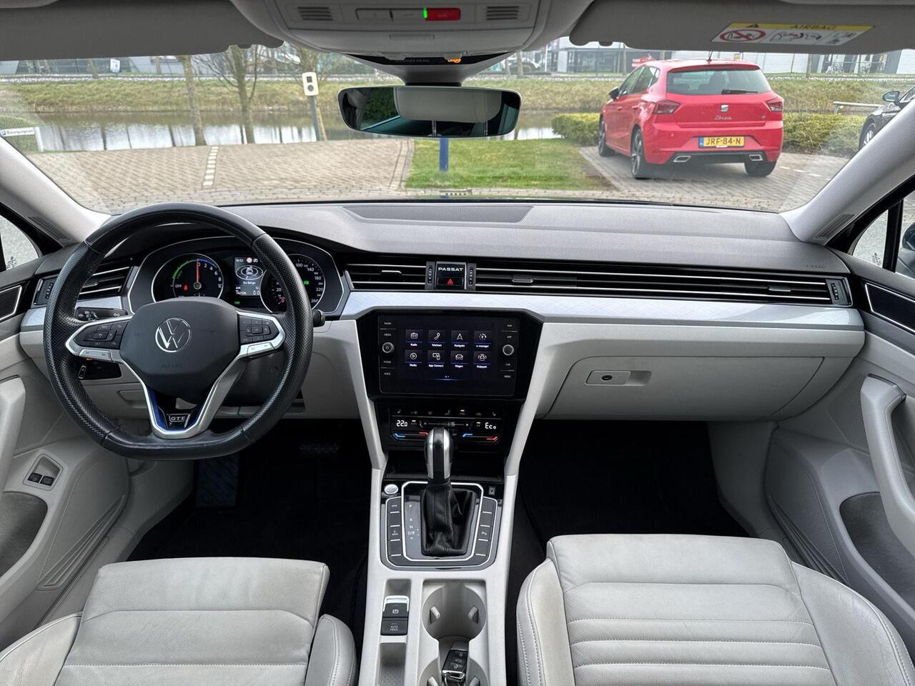 Volkswagen PASSAT Variant 1.4 TSI PHEV GTE Business 218Pk | Leder | A-camera | Stoelverwarming | Navi | Clima | ACC |