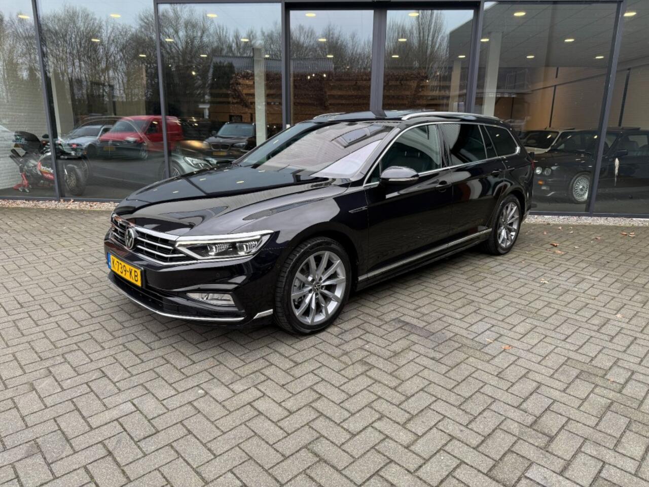 Volkswagen PASSAT 1.5 TSI R-LINE,Vol Leer,LED,Schuifdak,Digi Displ.,Cam,Trekhk afn.,BLIS,