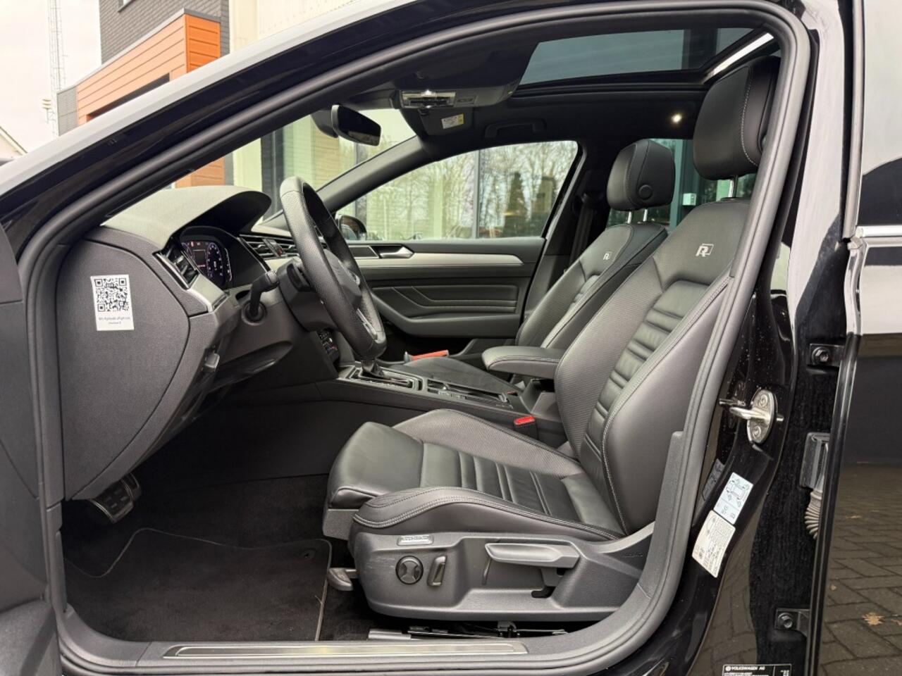 Volkswagen PASSAT 1.5 TSI R-LINE,Vol Leer,LED,Schuifdak,Digi Displ.,Cam,Trekhk afn.,BLIS,