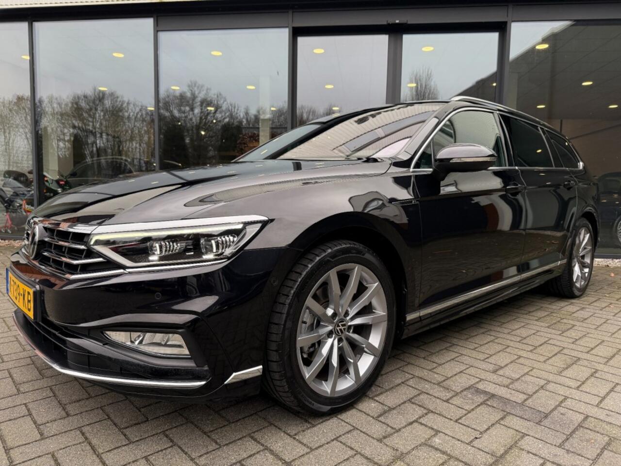 Volkswagen PASSAT 1.5 TSI R-LINE,Vol Leer,LED,Schuifdak,Digi Displ.,Cam,Trekhk afn.,BLIS,