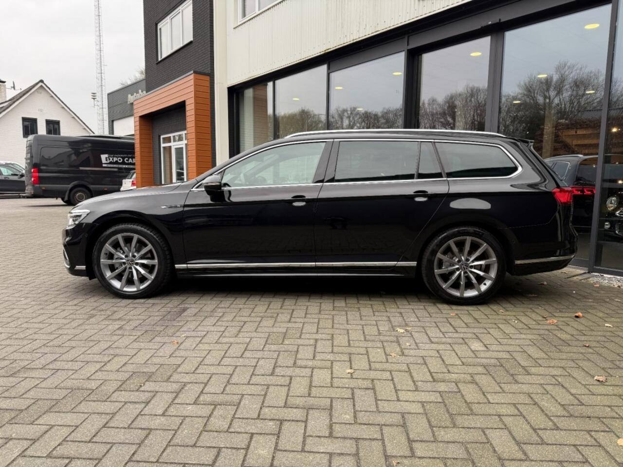 Volkswagen PASSAT 1.5 TSI R-LINE,Vol Leer,LED,Schuifdak,Digi Displ.,Cam,Trekhk afn.,BLIS,