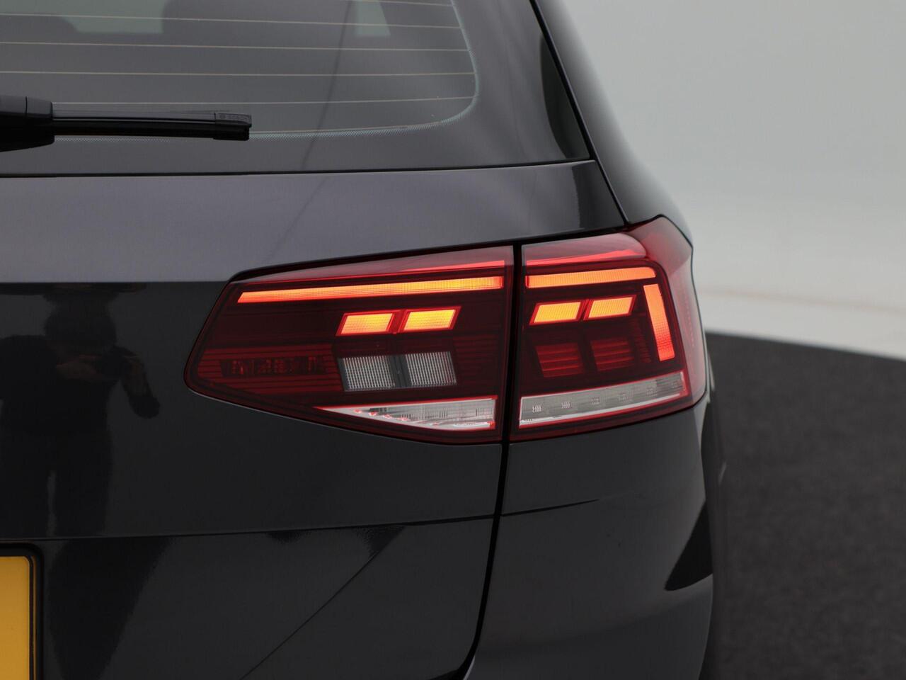 Volkswagen PASSAT Variant 1.5 TSi 150 Pk Automaat Business | Adaptive Cruise | Climate Control | Camera | Trekhaak | Navigatie | Stoelverwarming | 18 Inch