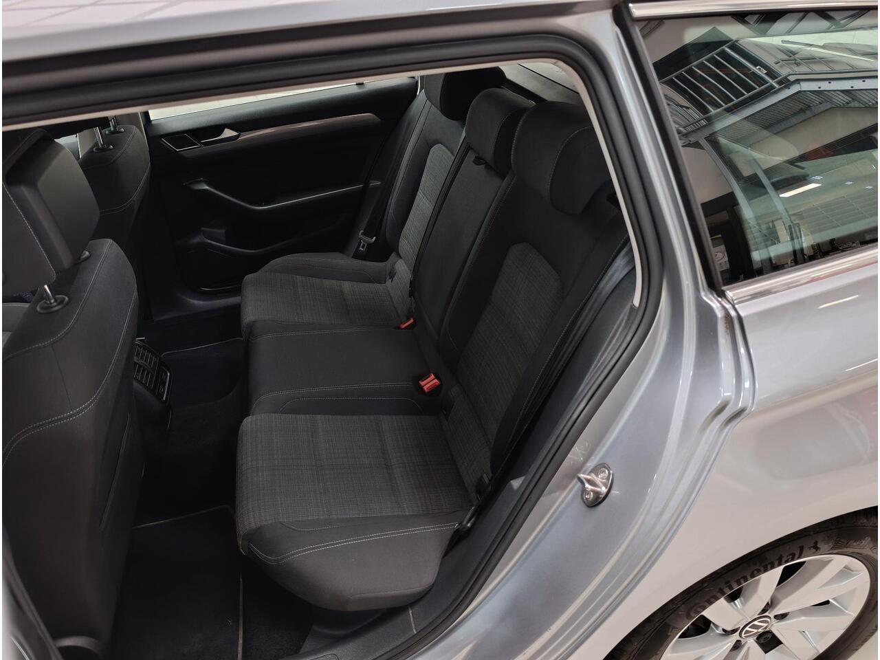 Volkswagen PASSAT Variant 1.5 TSI Business Ecc | Pdc | virual cockpit | Trekhaak