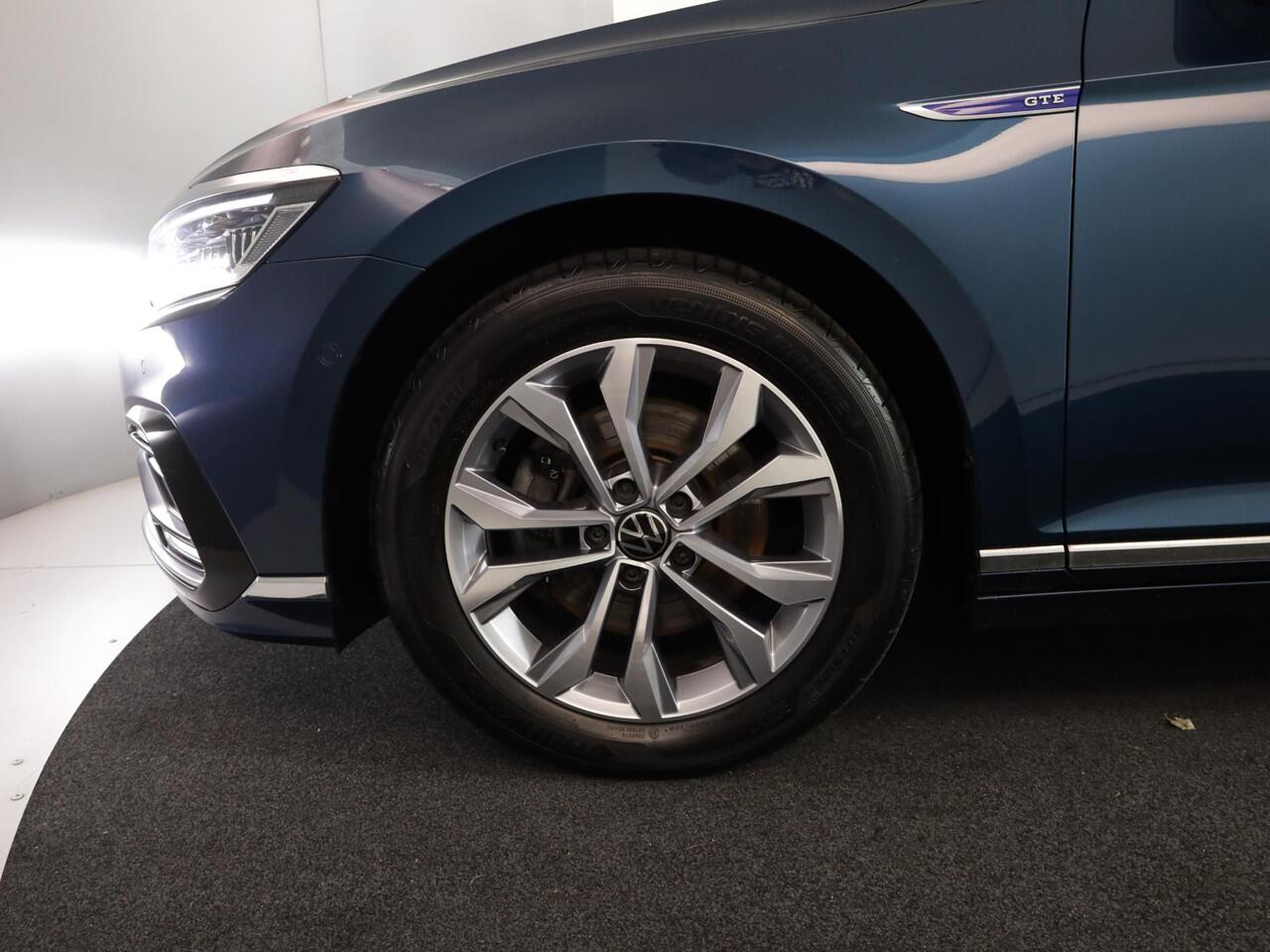 Volkswagen PASSAT Variant 1.4 TSI PHEV GTE Business 218 pk Automaat (DSG) | Navigatie | Panoramadak | Parkeersensoren (Park assist) | Achteruitrijcamera | Matrix LED koplampen | Stoelverwarming |