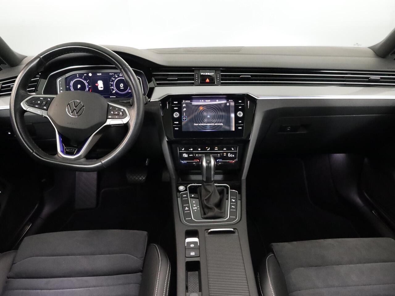 Volkswagen PASSAT Variant 1.4 TSI PHEV GTE Business 218 pk Automaat (DSG) | Navigatie | Panoramadak | Parkeersensoren (Park assist) | Achteruitrijcamera | Matrix LED koplampen | Stoelverwarming |