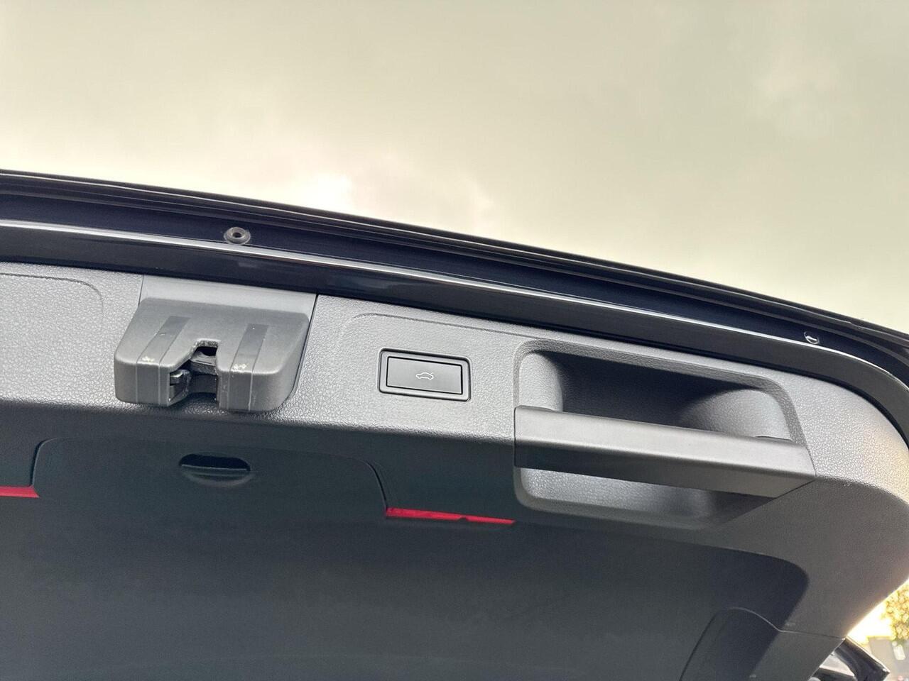 Volkswagen PASSAT Variant 1.4 TSI PHEV GTE Business | 218 pk | Pano Dak | Trekhaak | IQ Light |