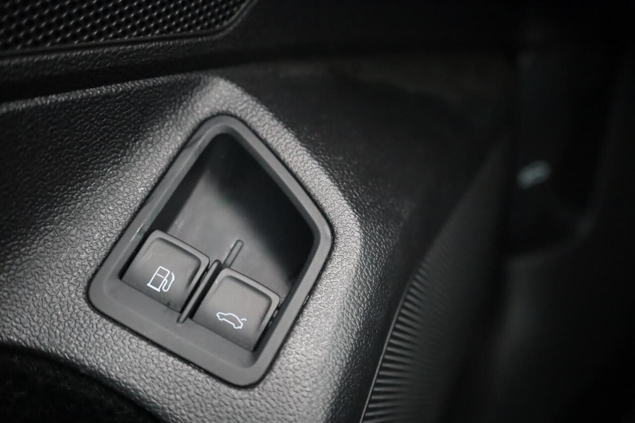 Volkswagen PASSAT Variant 1.4 TSI PHEV GTE Business DCC adaptief onderstel area view rondom zicht camera vol lederen bekleding elektrisch verstelbaar met memo functie IQ drive easy open met elektrische klep en keyless acces en go zwarte dakhemel klasse III alarm LED Matrix