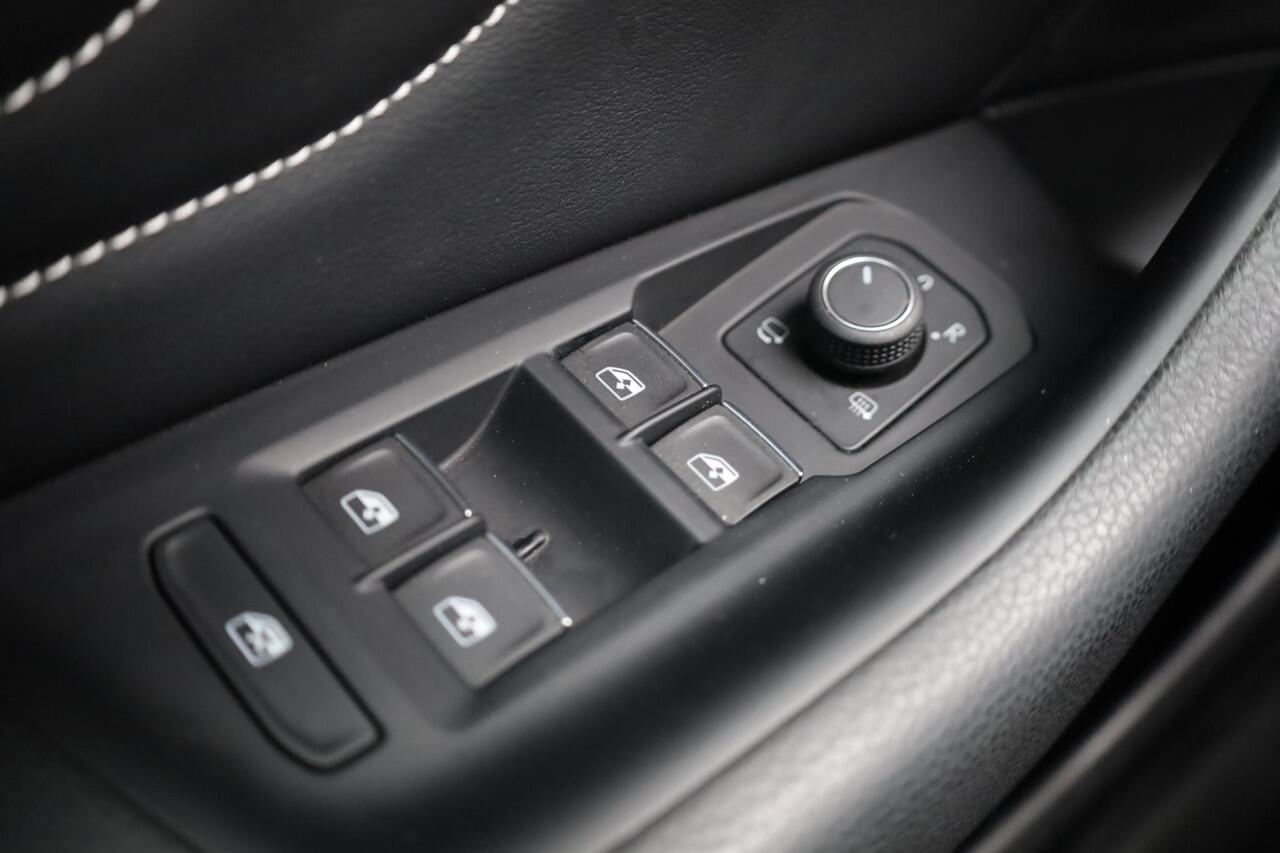 Volkswagen PASSAT Variant 1.4 TSI PHEV GTE Business DCC adaptief onderstel area view rondom zicht camera vol lederen bekleding elektrisch verstelbaar met memo functie IQ drive easy open met elektrische klep en keyless acces en go zwarte dakhemel klasse III alarm LED Matrix