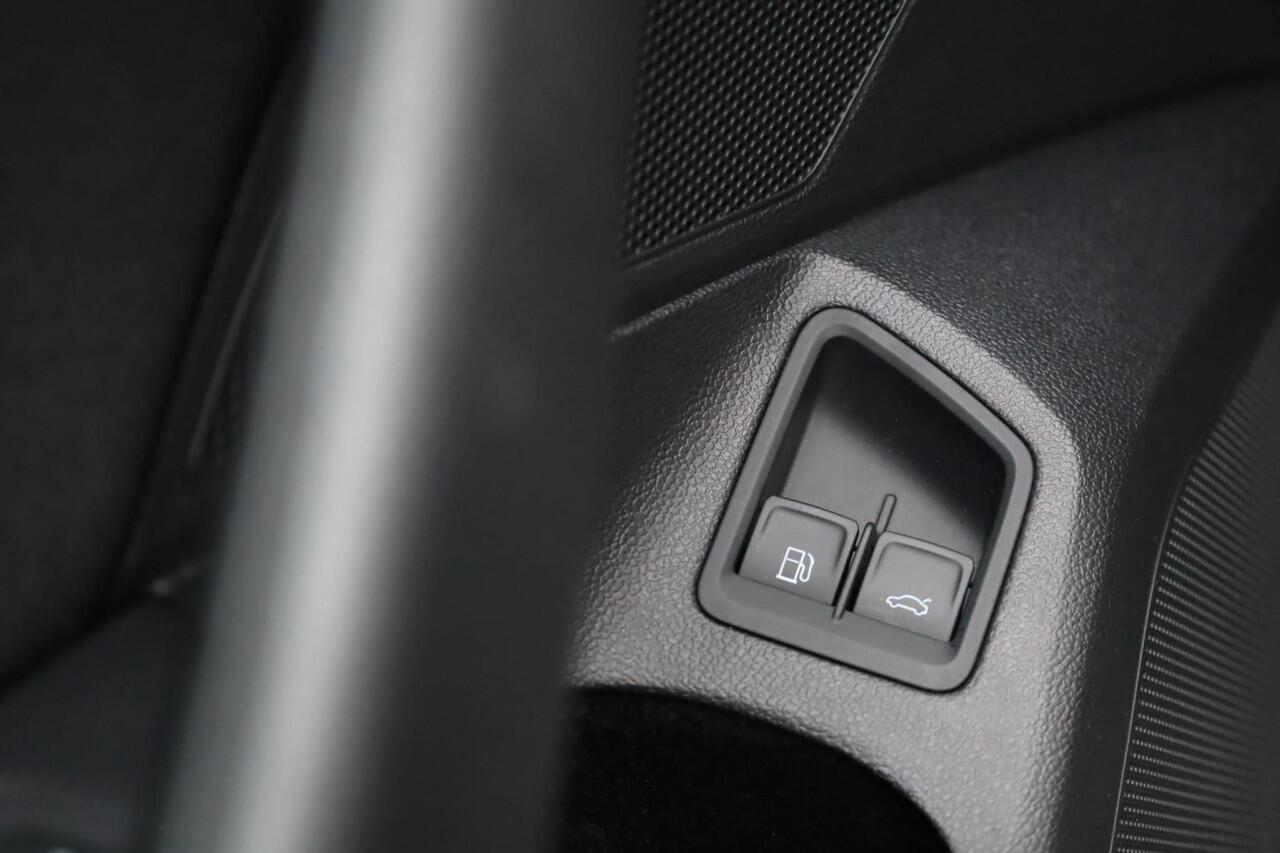 Volkswagen PASSAT 1.4 TSI PHEV GTE Business wegklapbare trekhaak achteruitrijcamera navigatie stoelverwarming ergo stoel draadloos carplay en laden 3 zone climatronic parkeersensoren led verlichting 220 volt aansluiting