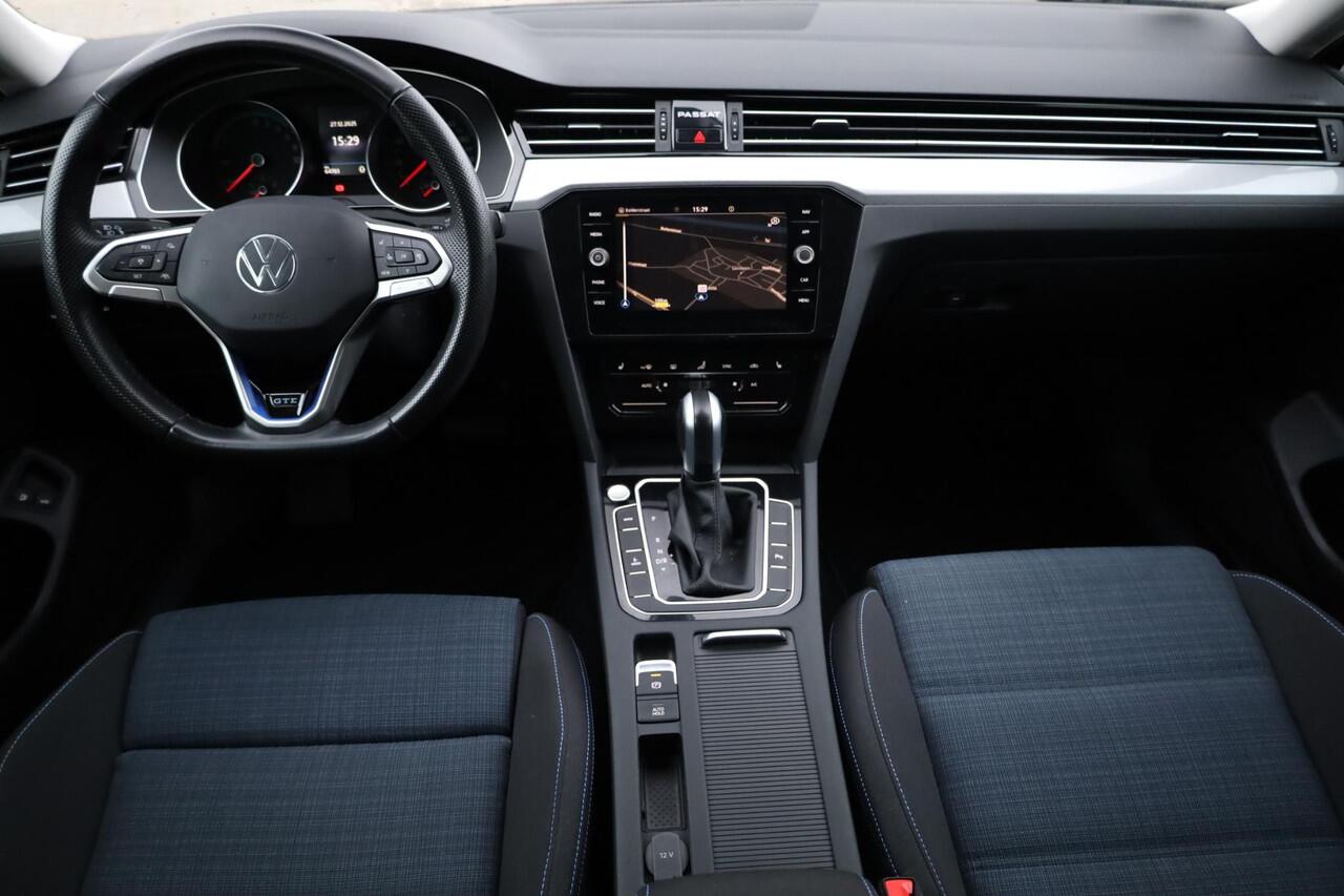 Volkswagen PASSAT 1.4 TSI PHEV GTE Business wegklapbare trekhaak achteruitrijcamera navigatie stoelverwarming ergo stoel draadloos carplay en laden 3 zone climatronic parkeersensoren led verlichting 220 volt aansluiting