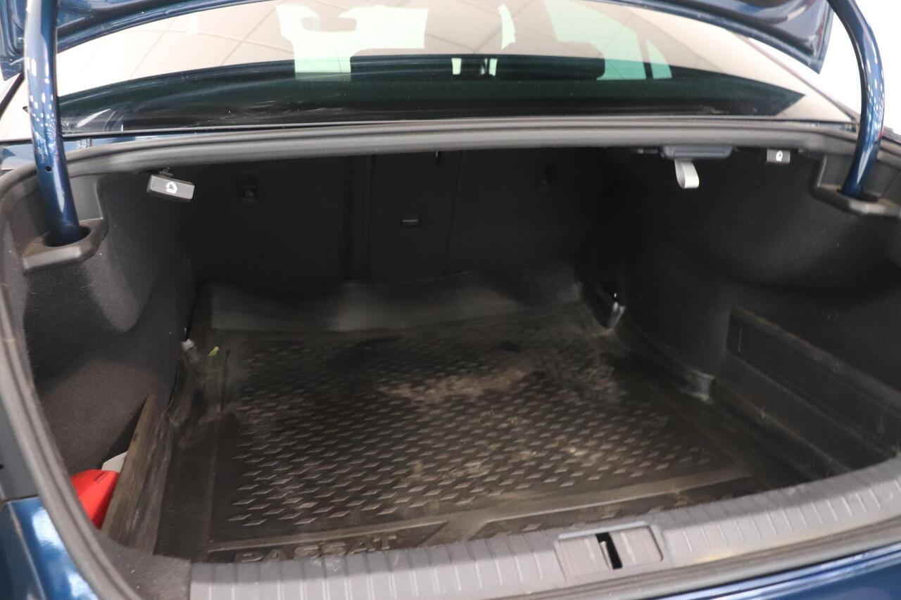 Volkswagen PASSAT 1.5 TSI R-Line Business + | Camera | Comfort stoelen | Navigatie | Stoelverwarming | AppleCarplay AndroidAuto |