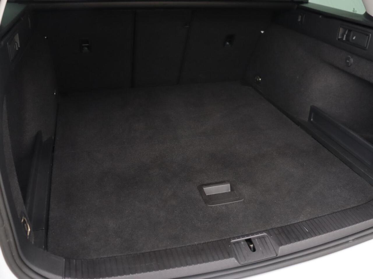 Volkswagen PASSAT 1.5 TSI Comfort Business | Stoelverwarming | Leder/Alcantara | Trekhaak | Adaptive cruise | Navigatie | Full LED | Parkeerhulp | Climate control | Bluetooth