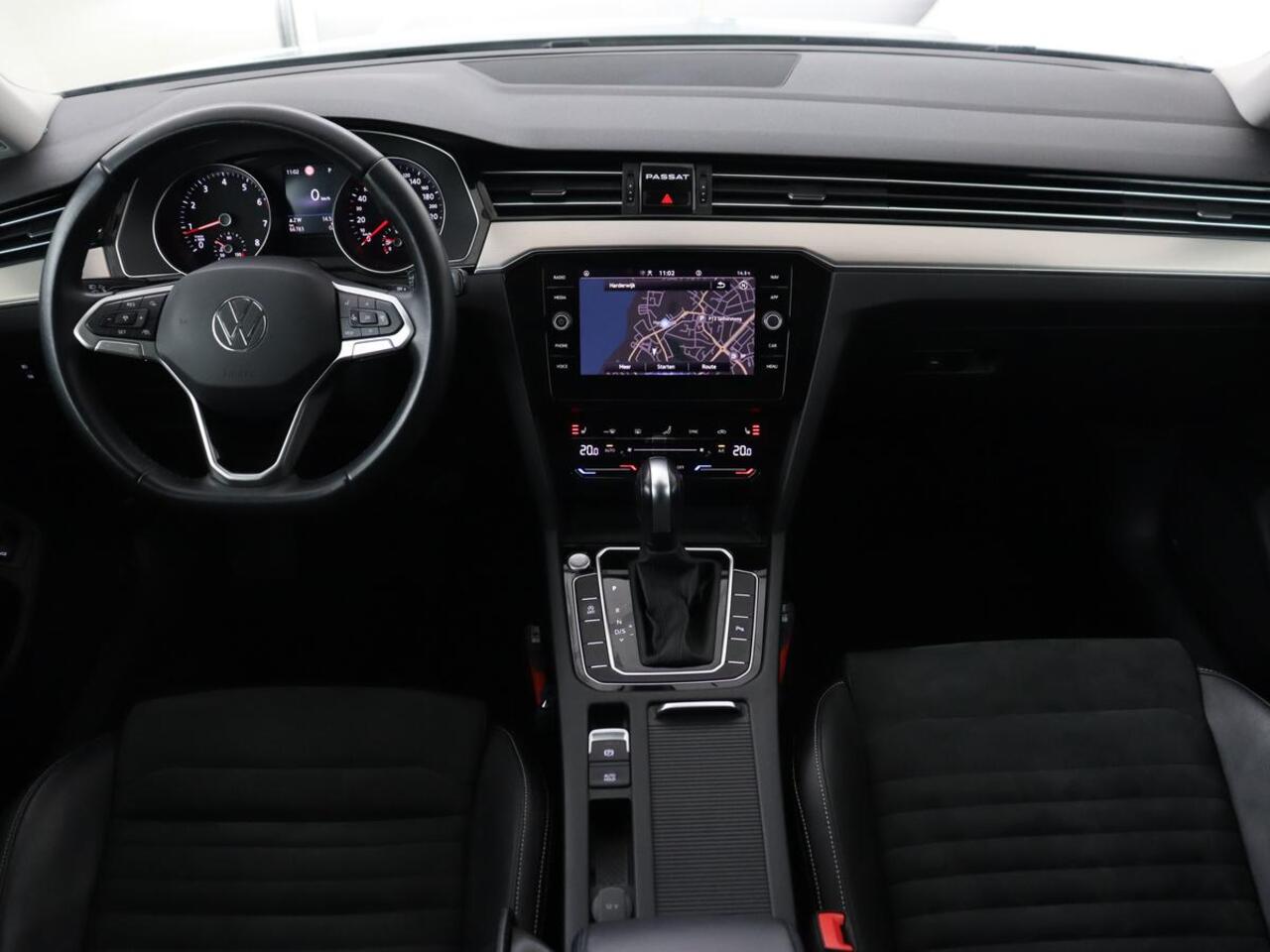 Volkswagen PASSAT 1.5 TSI Comfort Business | Stoelverwarming | Leder/Alcantara | Trekhaak | Adaptive cruise | Navigatie | Full LED | Parkeerhulp | Climate control | Bluetooth