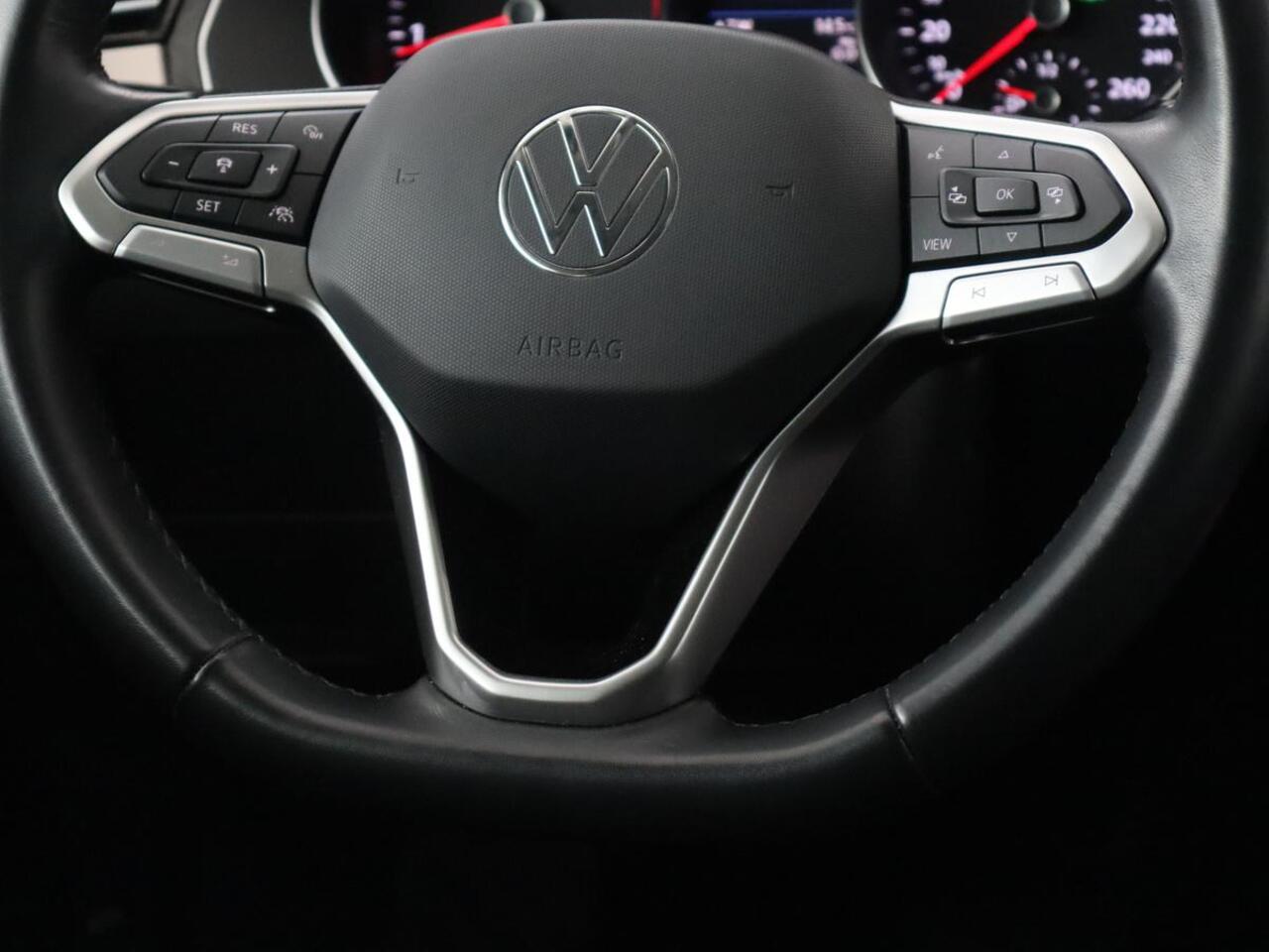 Volkswagen PASSAT 1.5 TSI Comfort Business | Stoelverwarming | Leder/Alcantara | Trekhaak | Adaptive cruise | Navigatie | Full LED | Parkeerhulp | Climate control | Bluetooth