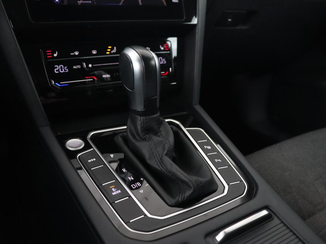 Volkswagen PASSAT 1.4 TSI PHEV GTE | Trekhaak | Stoelverwarming | Camera | Adaptive cruise | Carplay | Matrix LED | Navigatie | Massage | Climate control | Bluetooth | Plug In