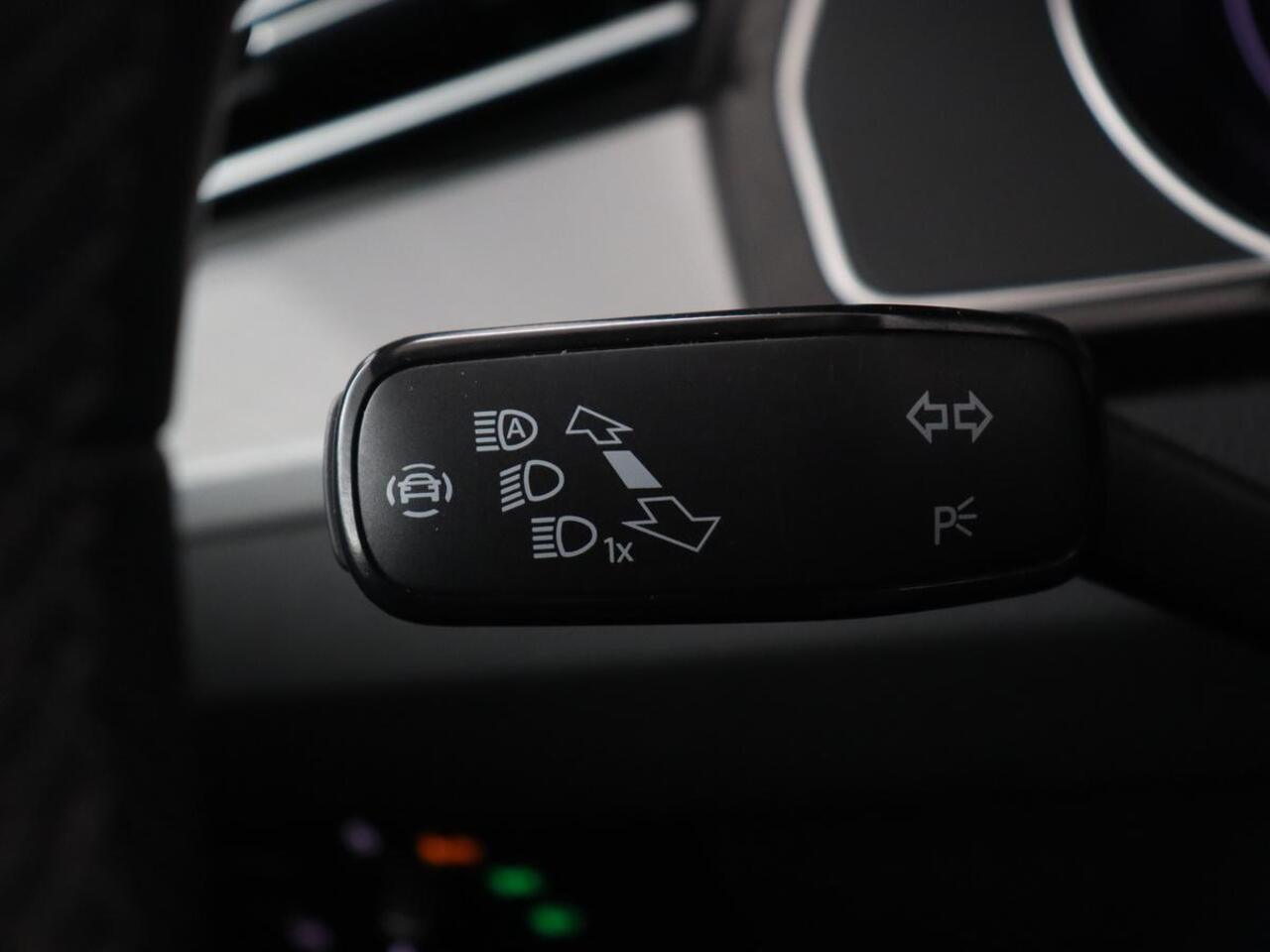 Volkswagen PASSAT 1.4 TSI PHEV GTE | Trekhaak | Stoelverwarming | Camera | Adaptive cruise | Carplay | Matrix LED | Navigatie | Massage | Climate control | Bluetooth | Plug In