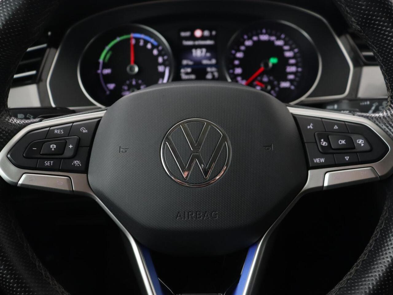 Volkswagen PASSAT 1.4 TSI PHEV GTE | Trekhaak | Stoelverwarming | Camera | Adaptive cruise | Carplay | Matrix LED | Navigatie | Massage | Climate control | Bluetooth | Plug In