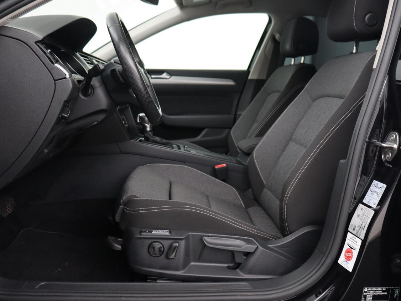 Volkswagen PASSAT 1.4 TSI PHEV GTE | Trekhaak | Stoelverwarming | Camera | Adaptive cruise | Carplay | Matrix LED | Navigatie | Massage | Climate control | Bluetooth | Plug In