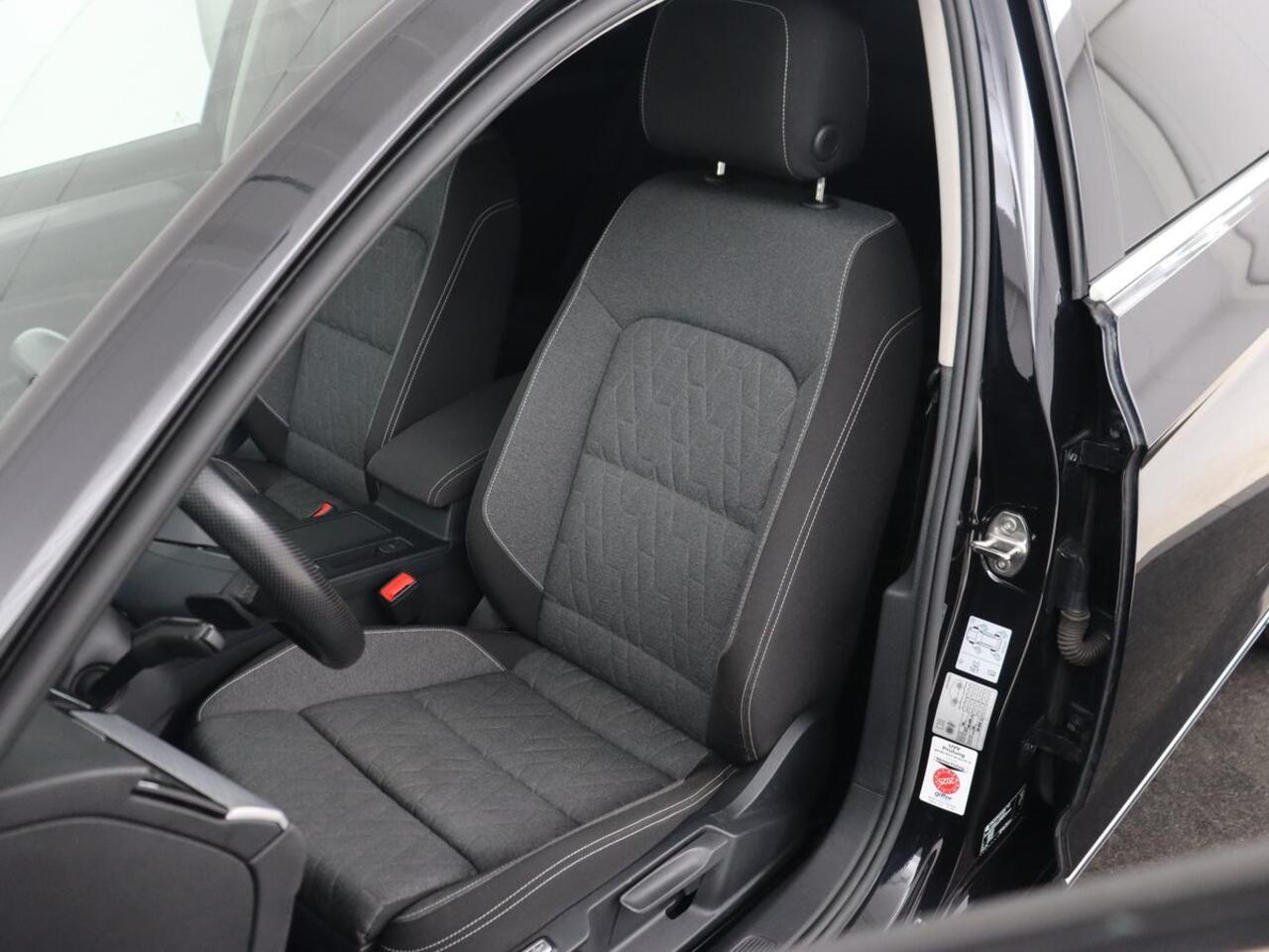 Volkswagen PASSAT 1.4 TSI PHEV GTE | Trekhaak | Stoelverwarming | Camera | Adaptive cruise | Carplay | Matrix LED | Navigatie | Massage | Climate control | Bluetooth | Plug In