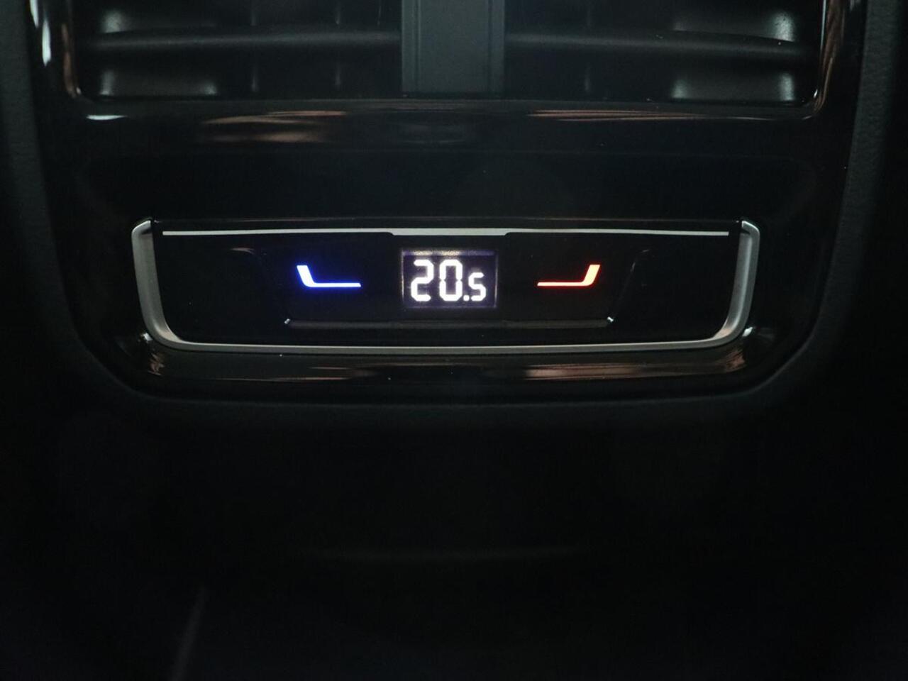 Volkswagen PASSAT 1.4 TSI PHEV GTE | Trekhaak | Stoelverwarming | Camera | Adaptive cruise | Carplay | Matrix LED | Navigatie | Massage | Climate control | Bluetooth | Plug In