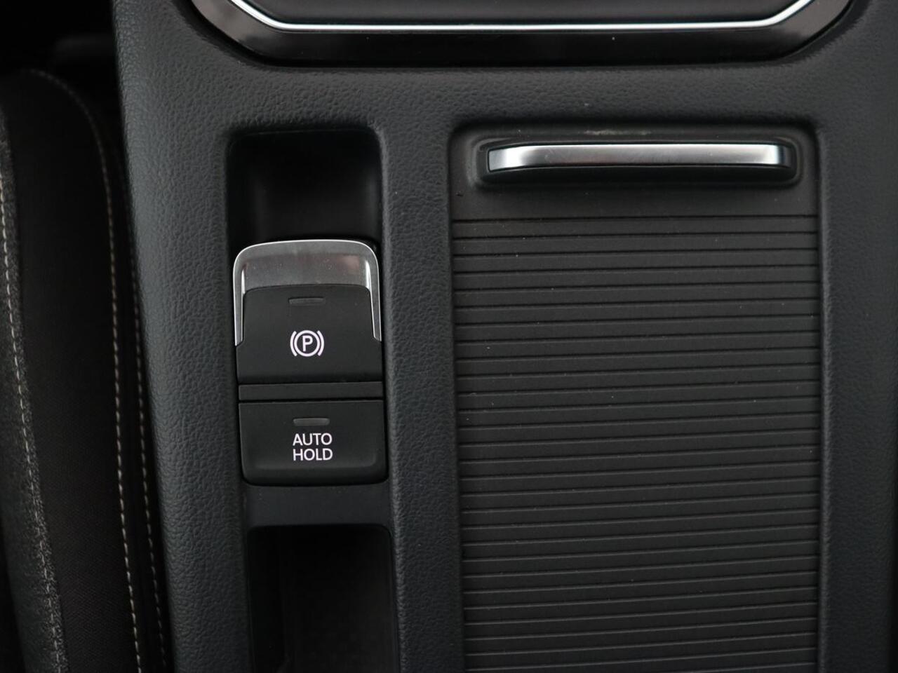 Volkswagen PASSAT 1.4 TSI PHEV GTE | Trekhaak | Stoelverwarming | Camera | Adaptive cruise | Carplay | Matrix LED | Navigatie | Massage | Climate control | Bluetooth | Plug In