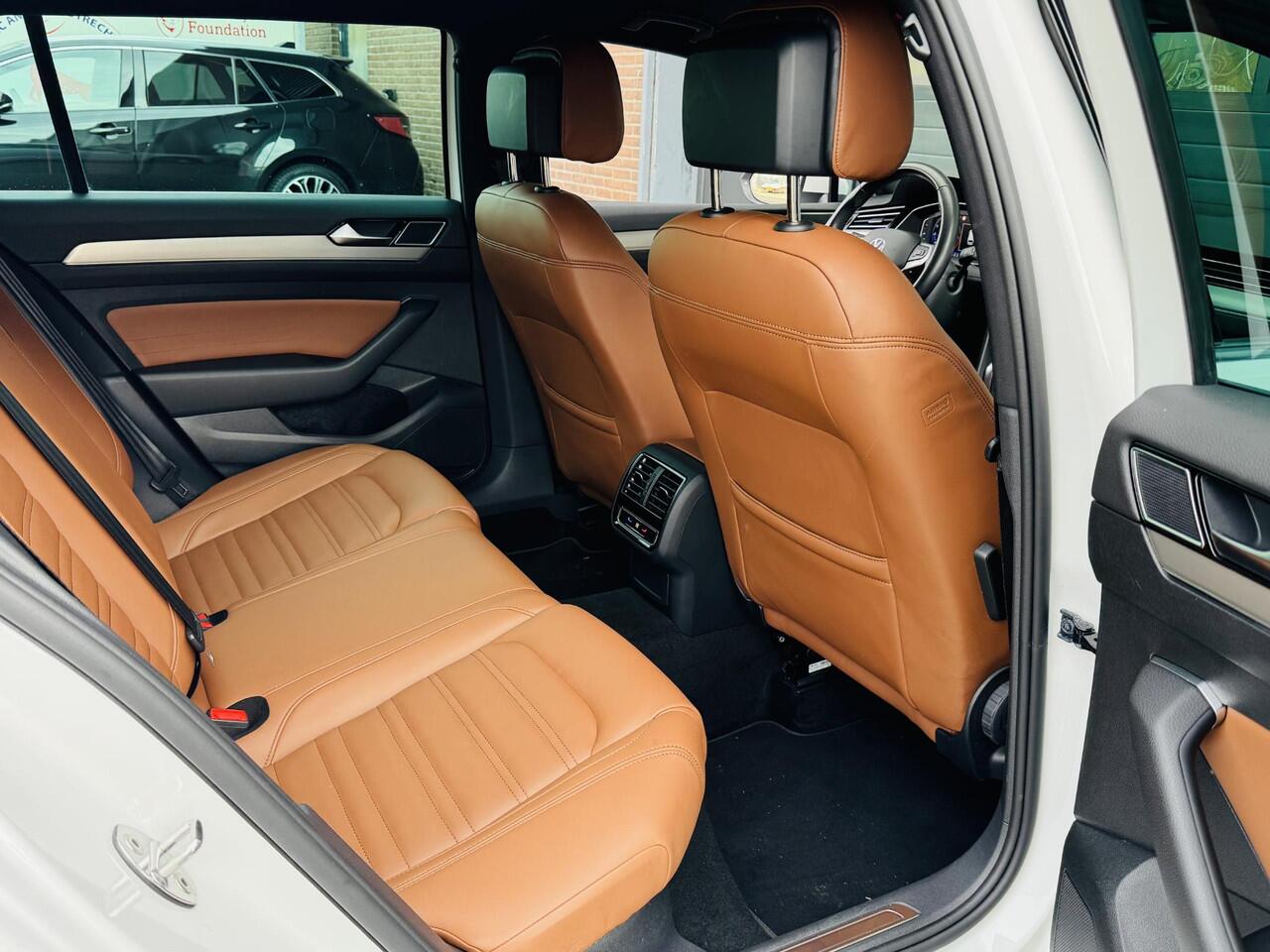 Volkswagen PASSAT VARIANT 1.5 TSI R-LINE BUSINESS+ I TREKHAAK I AUTOMAAT I LEDEREN BEKLEDING I STOELVERWARMING