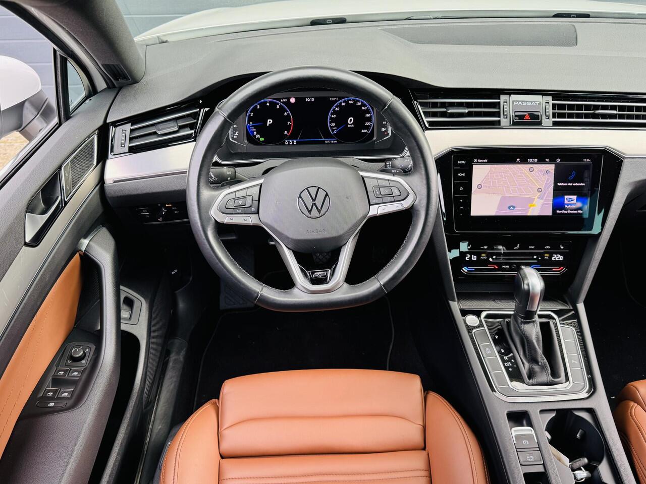 Volkswagen PASSAT VARIANT 1.5 TSI R-LINE BUSINESS+ I TREKHAAK I AUTOMAAT I LEDEREN BEKLEDING I STOELVERWARMING