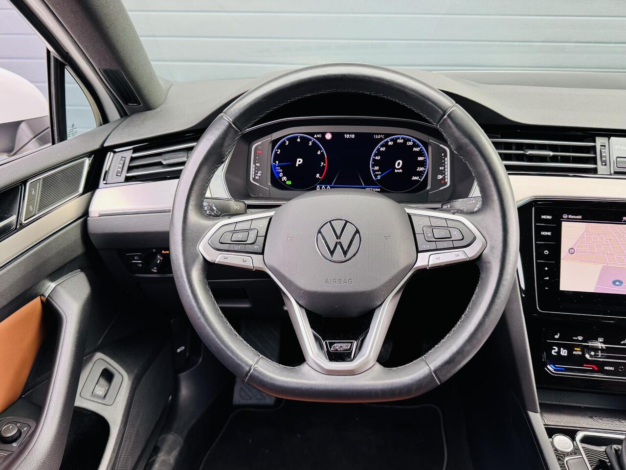Volkswagen PASSAT VARIANT 1.5 TSI R-LINE BUSINESS+ I TREKHAAK I AUTOMAAT I LEDEREN BEKLEDING I STOELVERWARMING