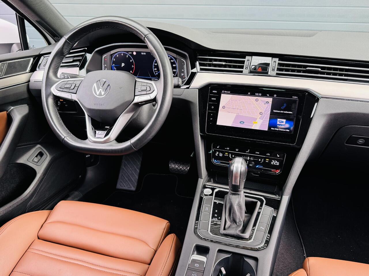 Volkswagen PASSAT VARIANT 1.5 TSI R-LINE BUSINESS+ I TREKHAAK I AUTOMAAT I LEDEREN BEKLEDING I STOELVERWARMING