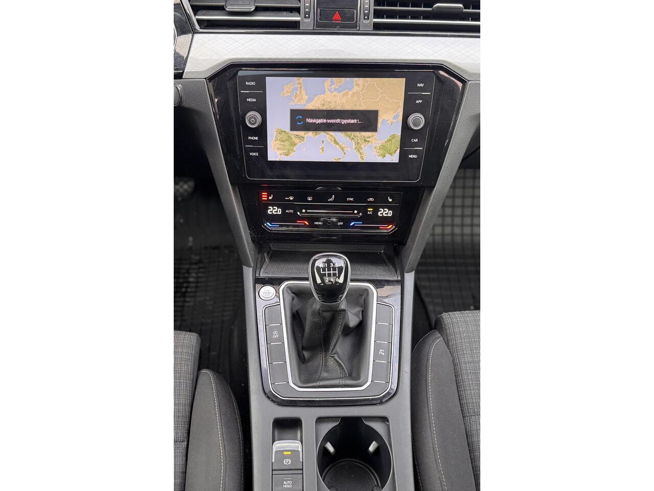 Volkswagen PASSAT Variant 1.5 TSI R-Line Business + / PANO / NAV I/ TREKHAAK / GARANTIE /