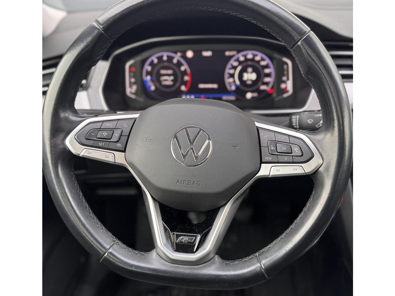 Volkswagen PASSAT Variant 1.5 TSI R-Line Business + / PANO / NAV I/ TREKHAAK / GARANTIE /