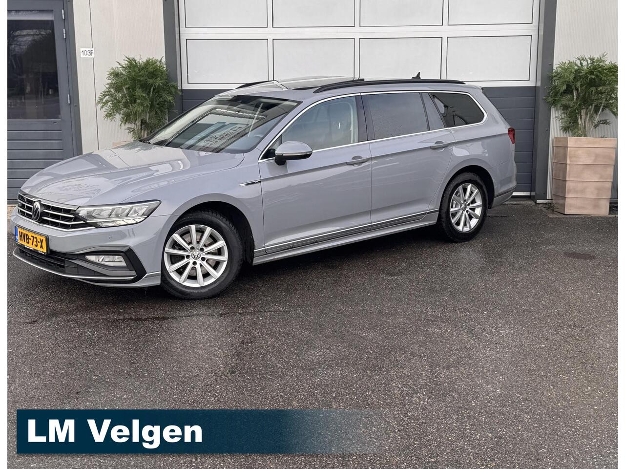 Volkswagen PASSAT Variant 1.5 TSI R-Line Business + / PANO / NAV I/ TREKHAAK / GARANTIE /