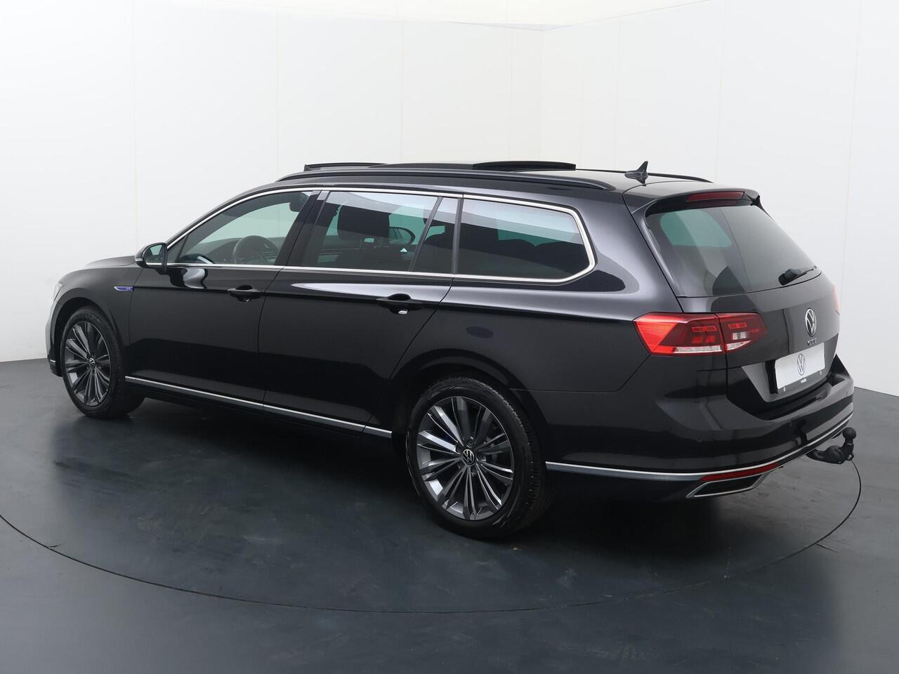 Volkswagen PASSAT Variant 1.4 TSI PHEV GTE Business | 218 PK | SoH 91% | Trekhaak | Panoramadak | Achterklep Easy Open | 360 graden camera (Area View) |