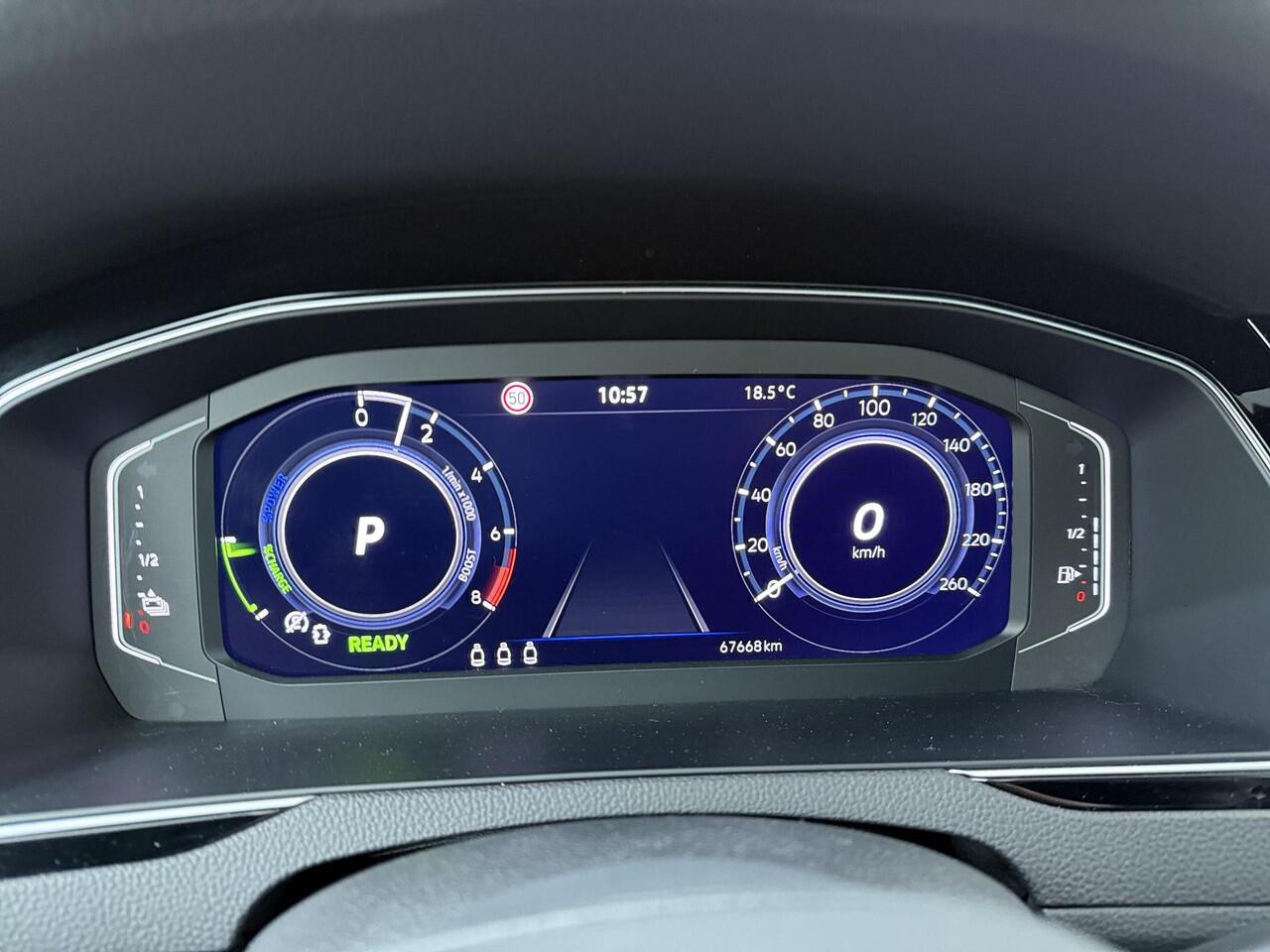 Volkswagen PASSAT Variant 1.4 TSI PHEV GTE Business | 218 PK | SoH 91% | Trekhaak | Panoramadak | Achterklep Easy Open | 360 graden camera (Area View) |