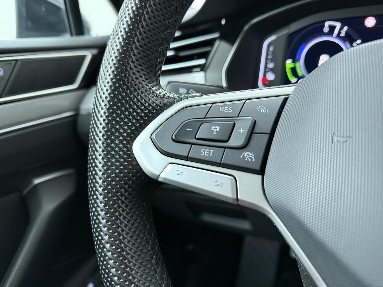 Volkswagen PASSAT Variant 1.4 TSI PHEV GTE Business | 218 PK | SoH 91% | Trekhaak | Panoramadak | Achterklep Easy Open | 360 graden camera (Area View) |