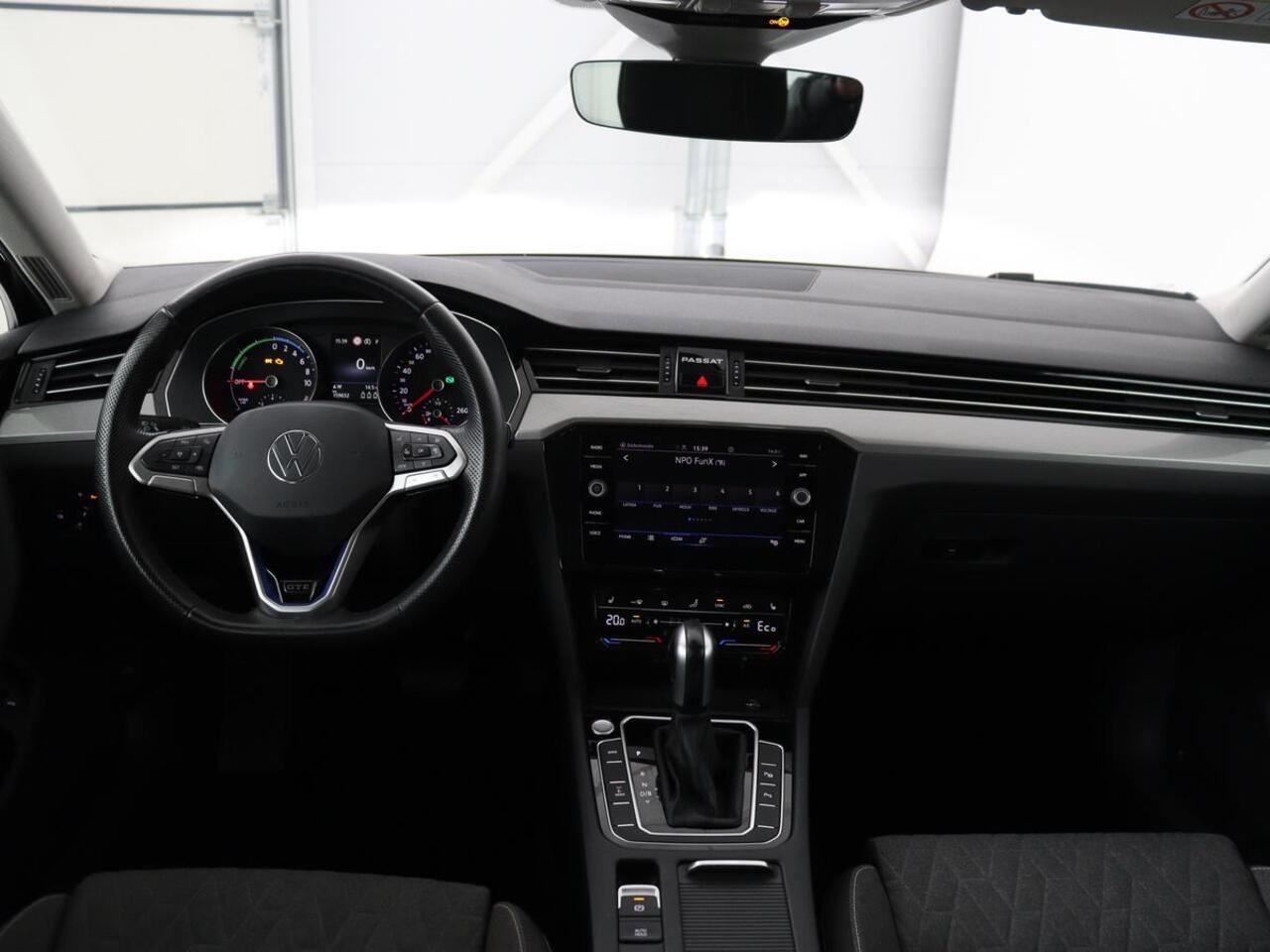 Volkswagen PASSAT 1.4 TSI PHEV GTE | Stoelverwarming | Camera | Carplay | Navigatie | Matrix LED | Adaptive cruise | Climate control | Bluetooth | Parkeerhulp | Plug In