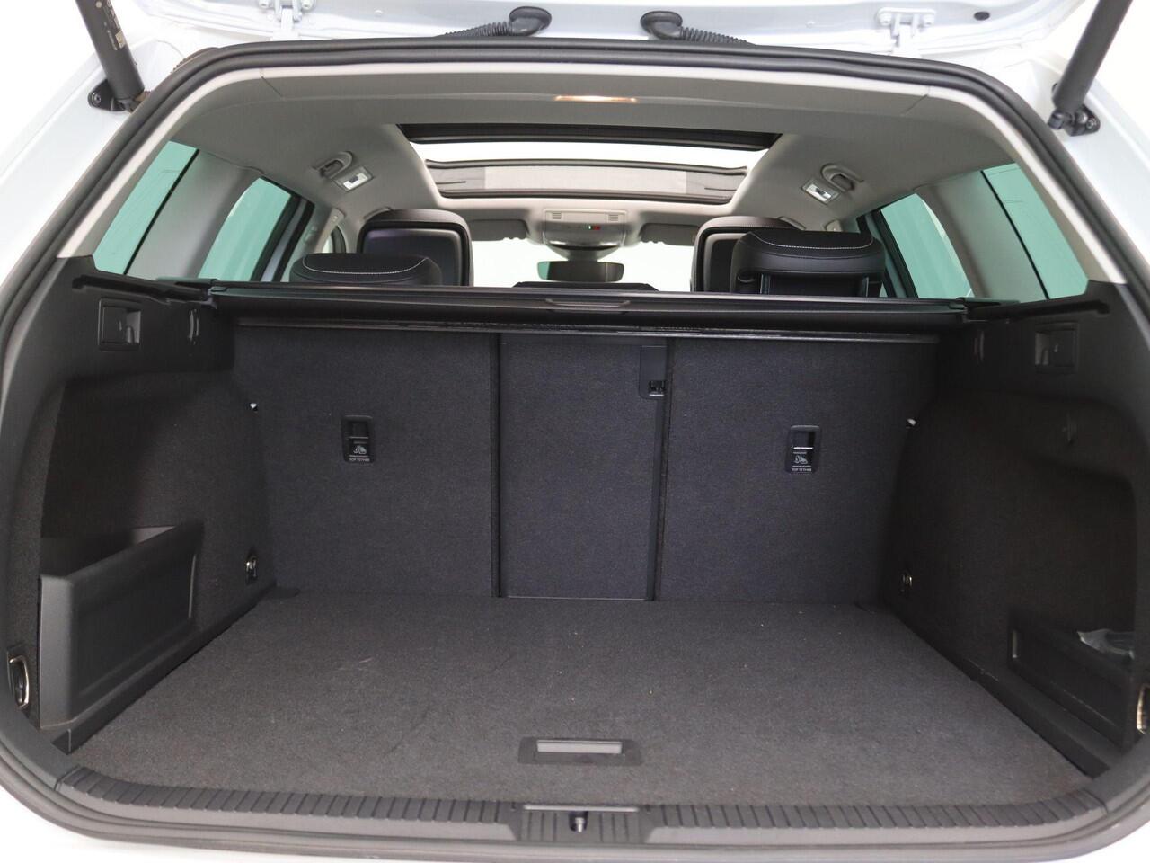 Volkswagen PASSAT Variant 1.4 TSI PHEV GTE Business 218PK DSG Pano-Schuifdak, Adaptieve Cruise Controle, 360gr. Camera, Elektr. Achterklep, Digital Cockpit, Stoelverwarming, Keyless, 17" LM Velgen