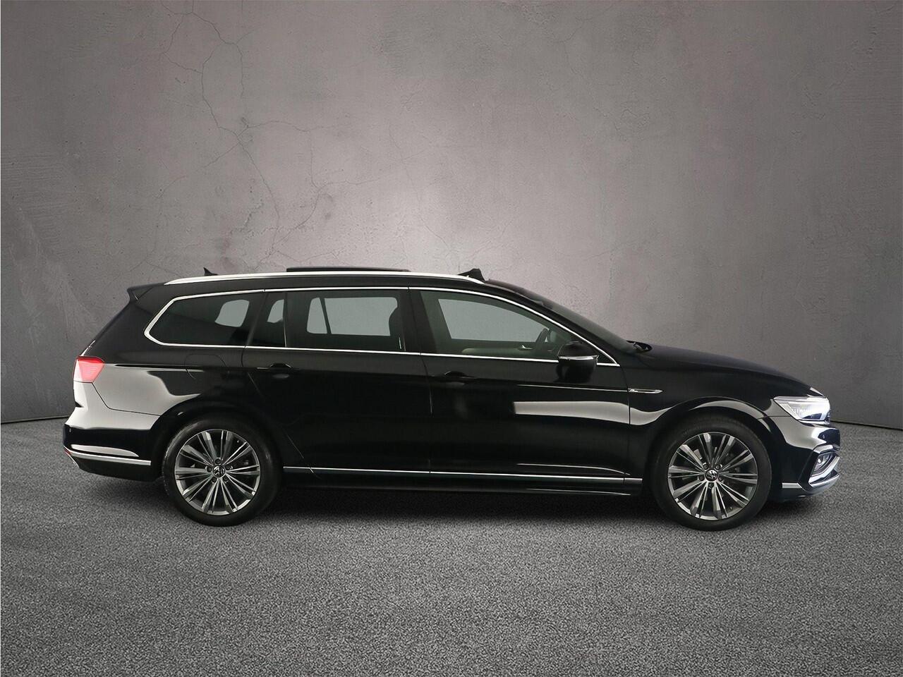 Volkswagen PASSAT Variant R-Line Business 1.5 TSI 150pk DSG Automaat Trekhaak, Panoramadak, LED matrix koplampen, Elektrische achterklep, Achteruitrijcamera