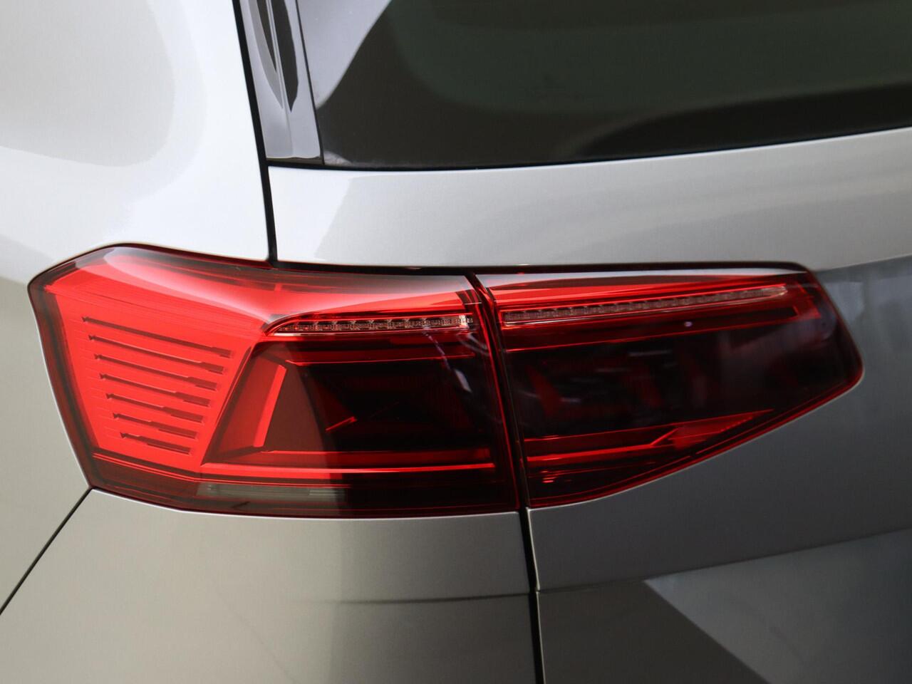 Volkswagen PASSAT Variant 1.4 TSI PHEV GTE Business | LED matrix verlichting | Navigatie | Achteruitrijcamera | 3-zone airco | CarPlay | Adaptieve cruise control | Elektrische achterklep |