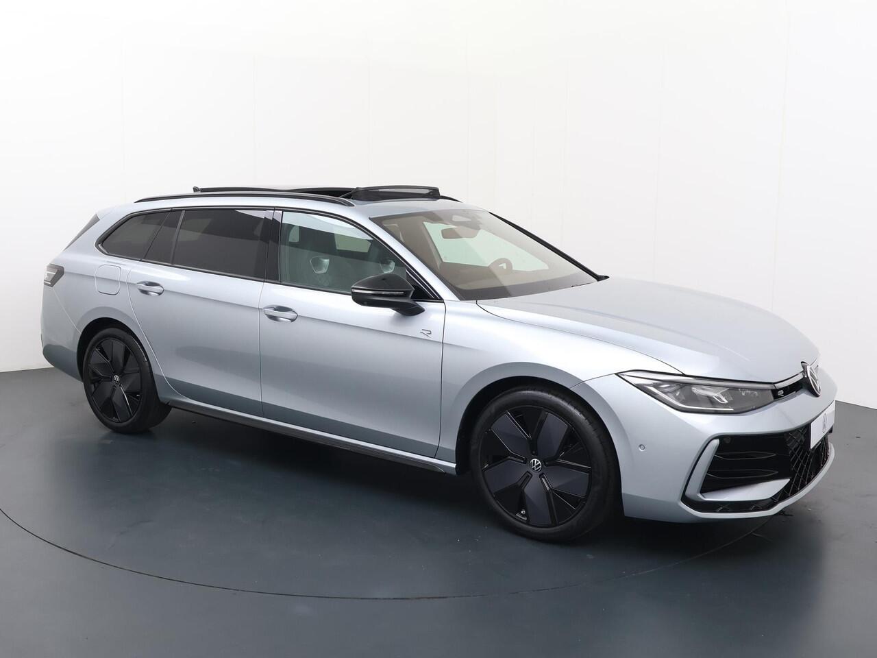 Volkswagen PASSAT Variant R-Line Business 1.5 110 kW / 150 pk eTSI Variant 7 versn. DSG | Black Style | Harman Kardon | Panoramadak | Area View | Discover Pro navigatie |