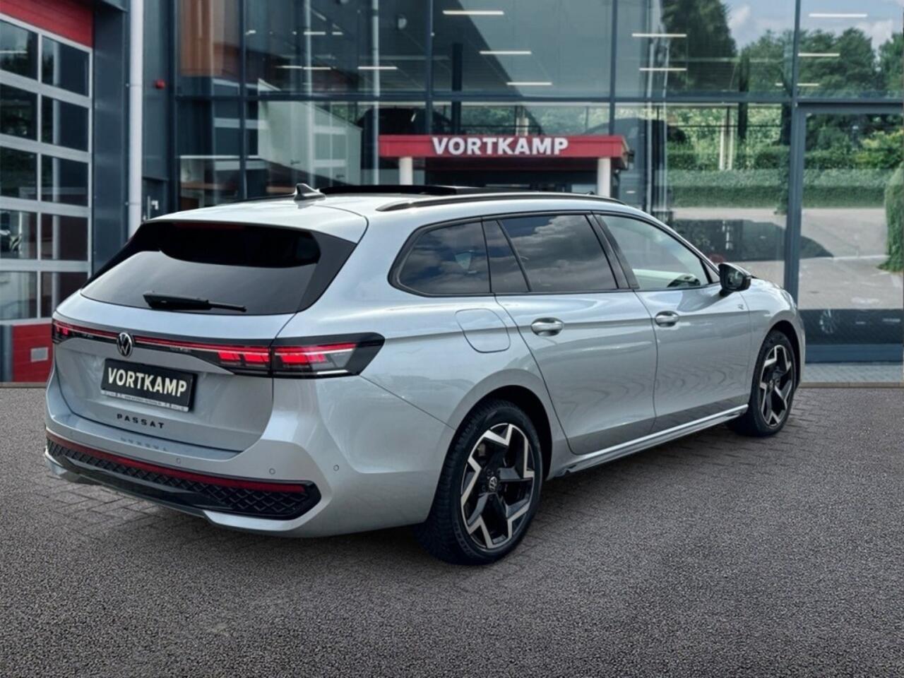 Volkswagen PASSAT 1.5 TSI DSG GTE R-LINE PANO-DAK/TREKHAAK/360-CAMERA/HenK/NAVI/ACC/HUD