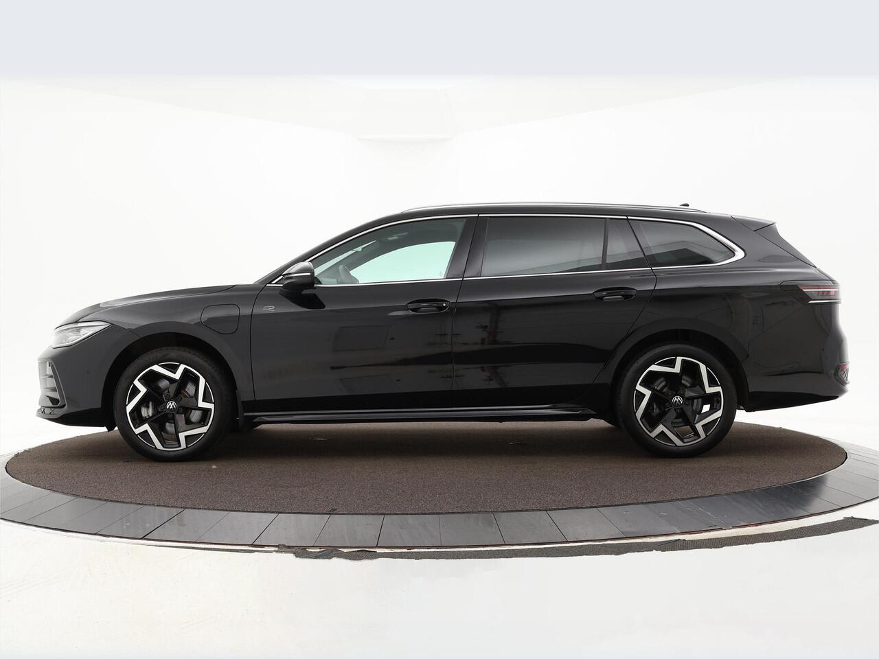 Volkswagen PASSAT Variant 1.5 eHybrid 272pk DSG R-Line Edition · Keyless · Massage · Camera · Elek. trekhaak · Elek. Achterklep · 18'' Inch · TOPDEAL