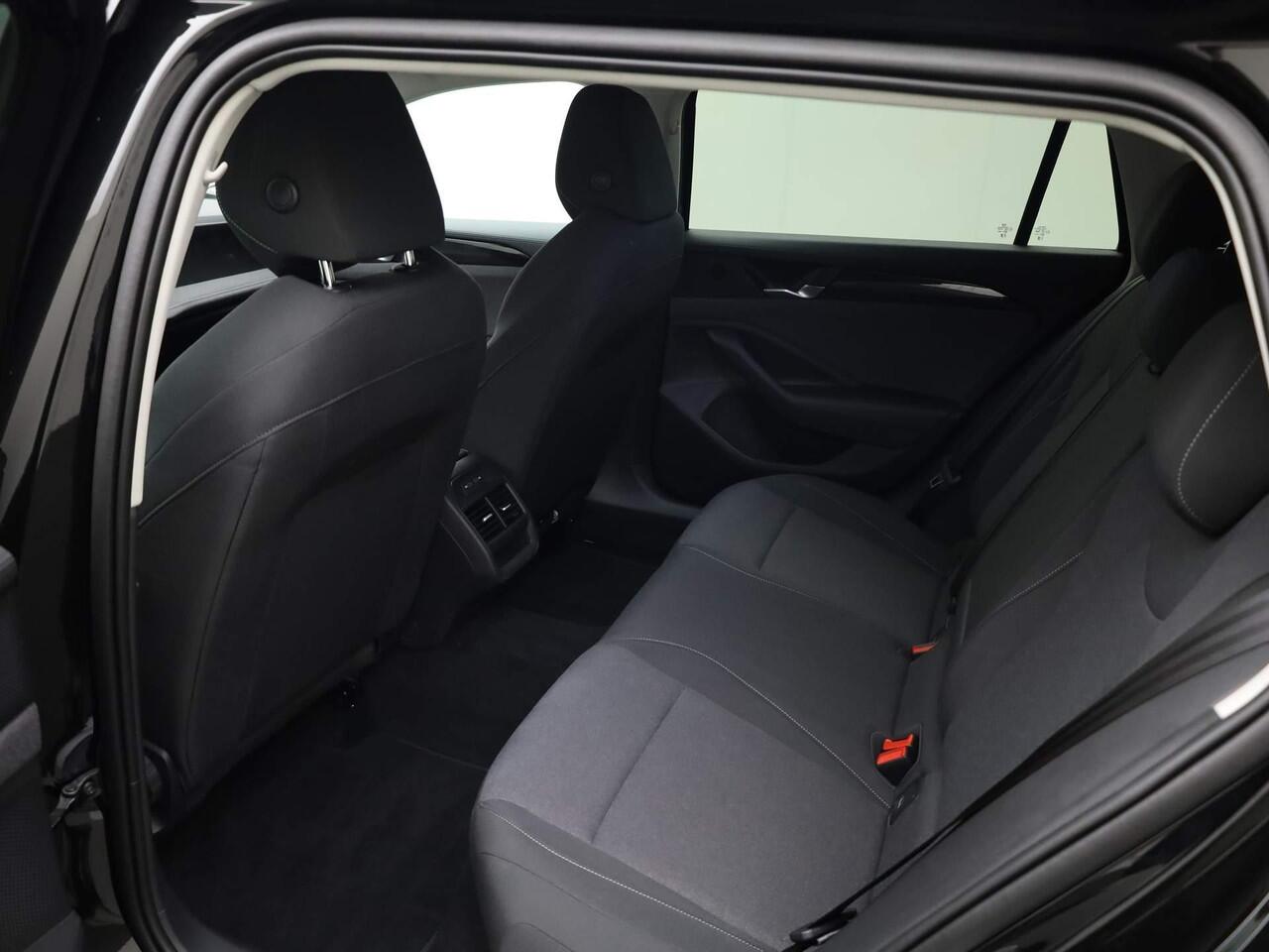 Volkswagen PASSAT Variant 1.5 eTSI/150PK Business · Achteruitrijcamera · Trekhaak · Cruise Control Adaptief